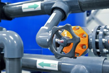 Yeni plastik borular ve renkli ekipmanlar endüstriyel kazan dairesinde.