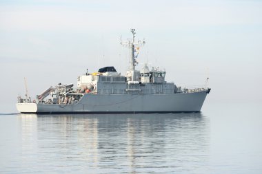 Durgun su içinde yelken gri modern savaş gemisi