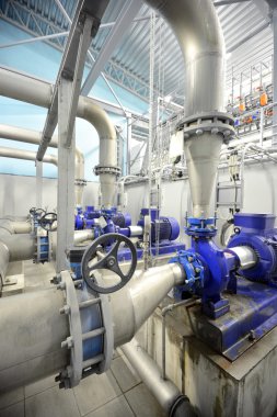 yeni parlak boru ve büyük pompa sanayi kazan dairesi içinde