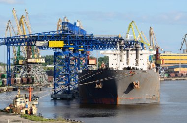 Kargo gemisi ventspils limanda yükleme