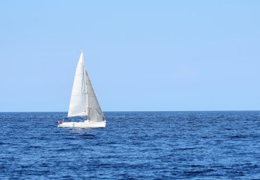 Beyaz yelken yelkenli yat. Riga, Letonya