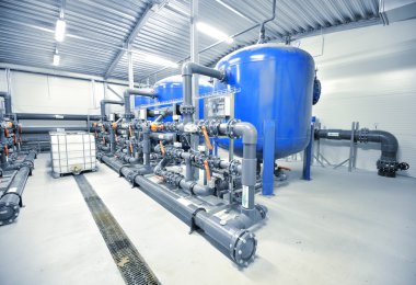 Yeni plastik borular ve renkli ekipmanlar endüstriyel kazan dairesinde.
