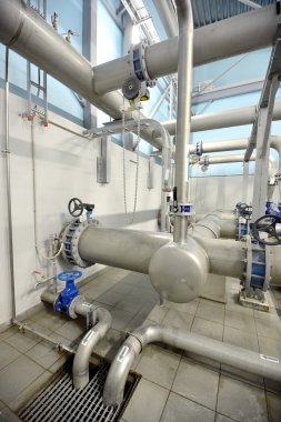 yeni boru parlak ve renkli ekipman endüstriyel kazan dairesi