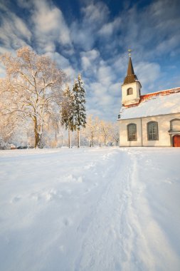 güzel kış gününde Lutheran Kilisesi-Letonya