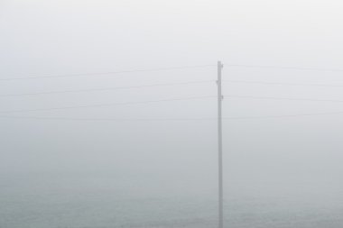 Yalnız elektrik kablo hattı güçlü siste