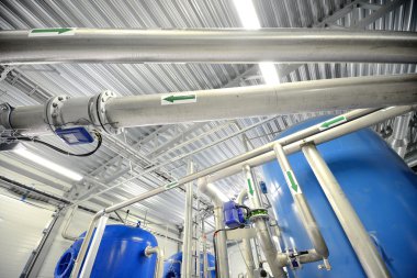 yeni parlak borular ve büyük tanklarda endüstriyel kazan dairesi