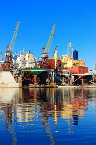 Lastfartyg under fastställande och målning på varvet docks — Stockfoto