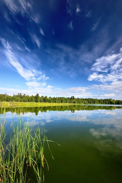 Paisaje del lago con hermoso reflejo de un cielo —  Fotos de Stock