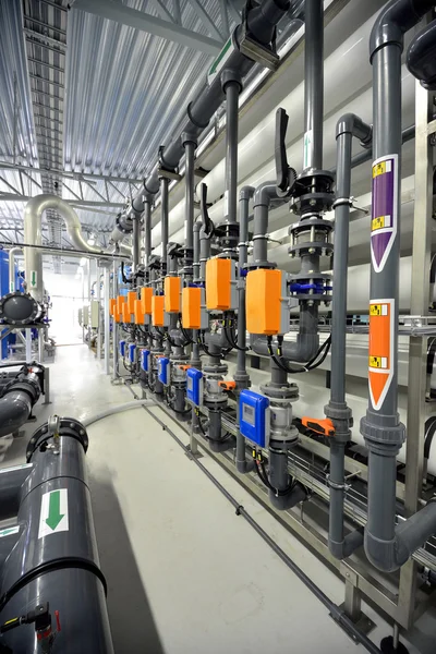 Neue glänzende Rohre und farbenfrohe Anlagen im industriellen Heizungsraum — Stockfoto
