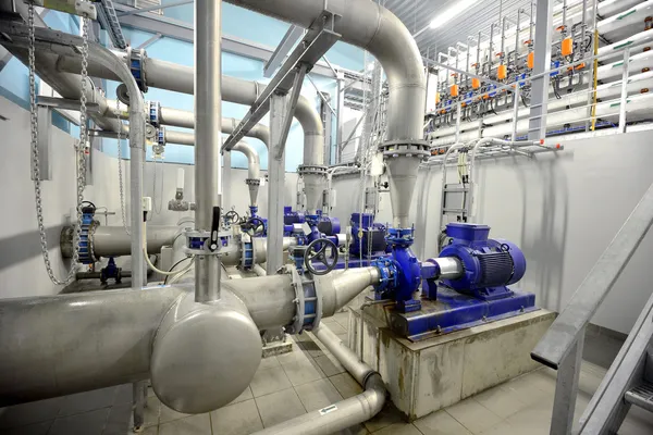 New shiny pipes and large pumps in industrial boiler room — Stock Photo, Image