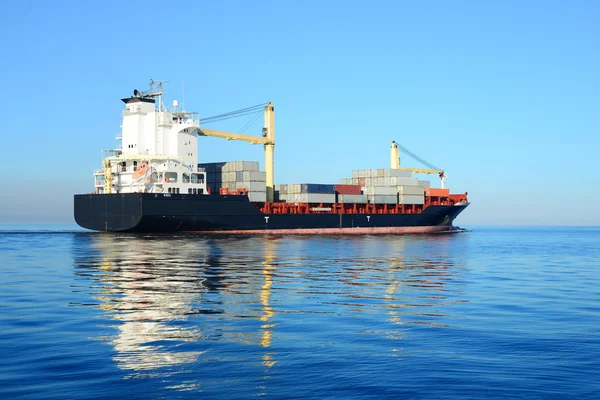 Frachtcontainerschiff fährt in stillem Wasser — Stockfoto