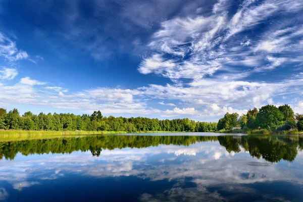 Paesaggio di lago con bel riflesso di un cielo — Foto Stock