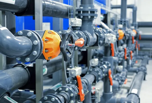 Novos tubos de plástico e equipamentos coloridos na sala de caldeira industrial — Fotografia de Stock