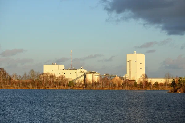 Industrial plant. Factory on a lake shore — Stock Photo, Image