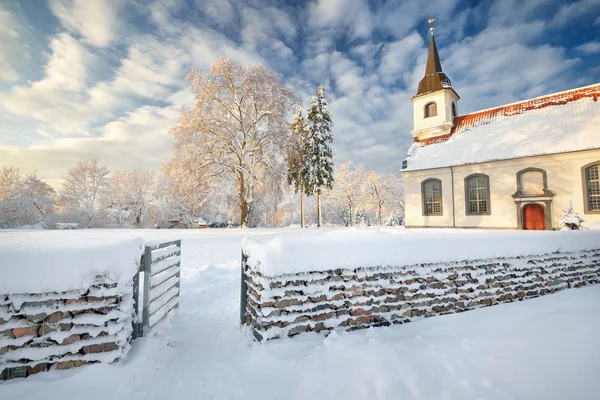 Iglesia luterana en Letonia en hermoso día de invierno — Foto de Stock