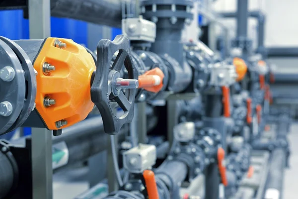 Novos tubos de plástico e equipamentos coloridos na sala de caldeira industrial — Fotografia de Stock