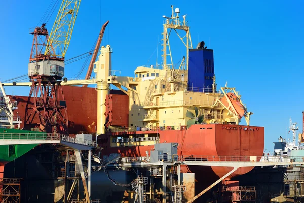 Navio de carga durante a fixação e pintura nas docas do estaleiro — Fotografia de Stock