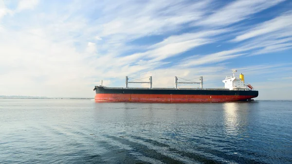 Large cargo ship sailing in still water — Stock Photo, Image
