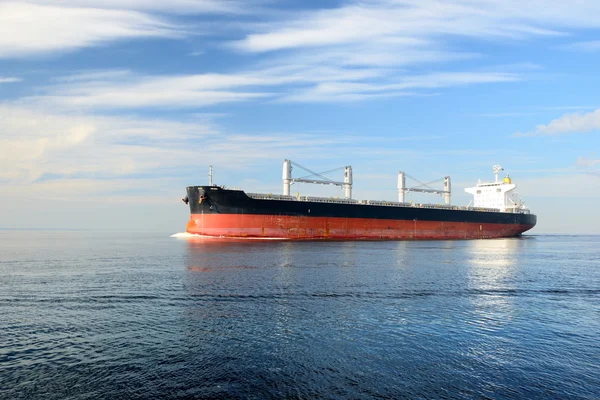 Großes Frachtschiff fährt in stillem Wasser — Stockfoto