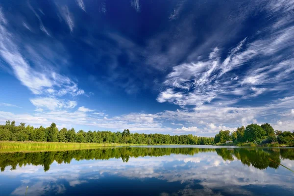 Sjön landskap med vacker återspegling av en himmel — Stockfoto