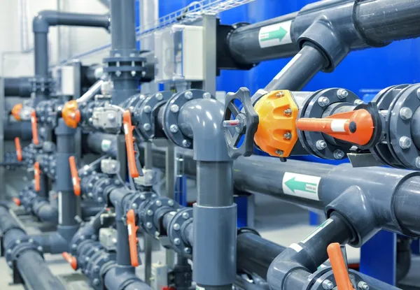 Novos tubos de plástico e equipamentos coloridos na sala de caldeira industrial — Fotografia de Stock