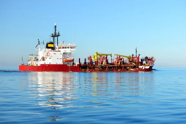 Spezielle Frachtschiffe, die in stillem Wasser fahren — Stockfoto