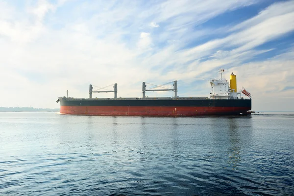 Grote vrachtschepen zeilen invoeren poort van riga — Stockfoto