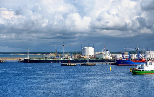 Tankery v nákladní přístav paliva terminálu. Ventspils terminál, Lotyšsko — Stock fotografie