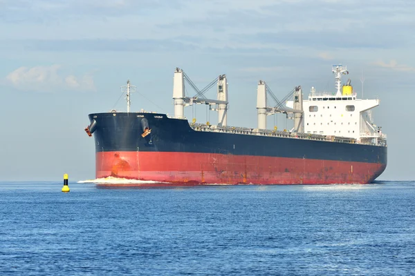 Stora lastfartyg segling i stilla vatten — Stockfoto