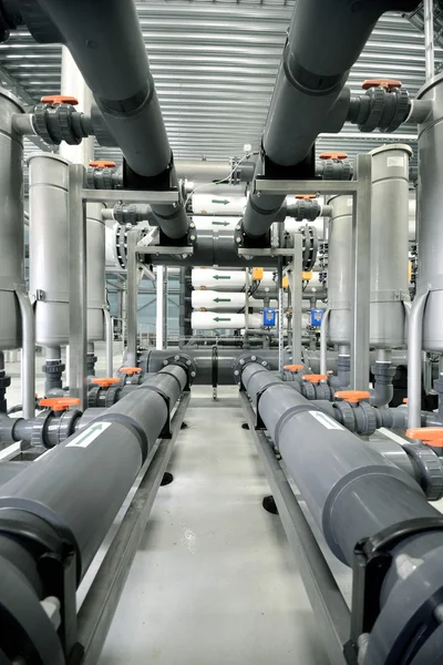 Nuevos tubos brillantes y equipos coloridos en la sala de calderas industriales — Foto de Stock