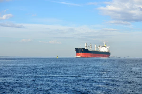 Großes Frachtschiff fährt in stillem Wasser — Stockfoto