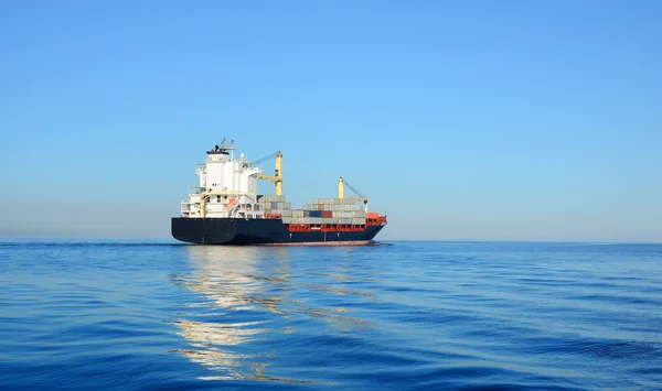 Container vrachtschip zeilen in stilstaand water — Stockfoto