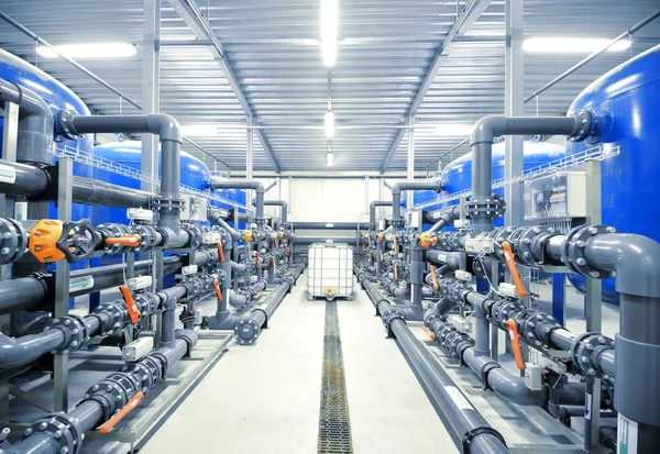 Novos tubos de plástico e equipamentos coloridos na sala de caldeira industrial. Indústria, tecnologia, tratamento de água, química, ambiente, aquecimento, segurança no trabalho. Vista panorâmica — Fotografia de Stock