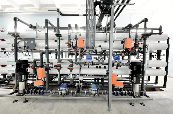 Nuevos tubos brillantes y equipos coloridos en la sala de calderas industriales — Foto de Stock