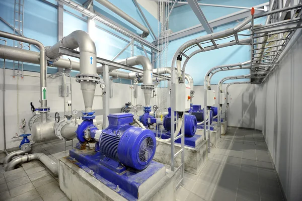 New shiny pipes and large pumps in industrial boiler room — Stock Photo, Image