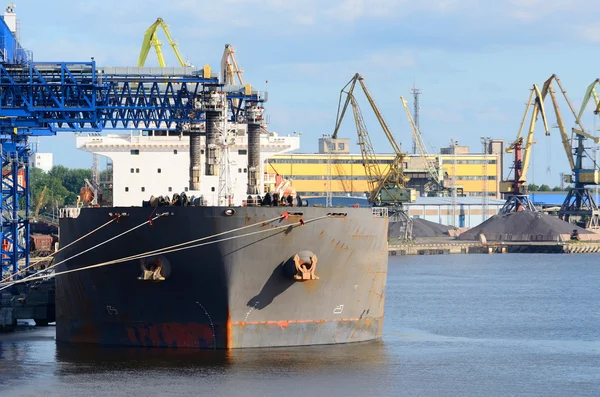 Cargo ship loading in the port of Ventspils — Stock Photo, Image
