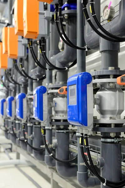 Nuevos tubos brillantes y equipos coloridos en la sala de calderas industriales —  Fotos de Stock