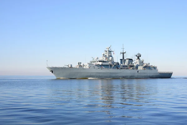 Navio de guerra moderno cinzento navegando em águas tranquilas — Fotografia de Stock