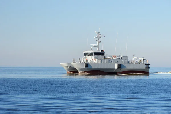 Серый современный военный корабль, плывущий в тихой воде — стоковое фото