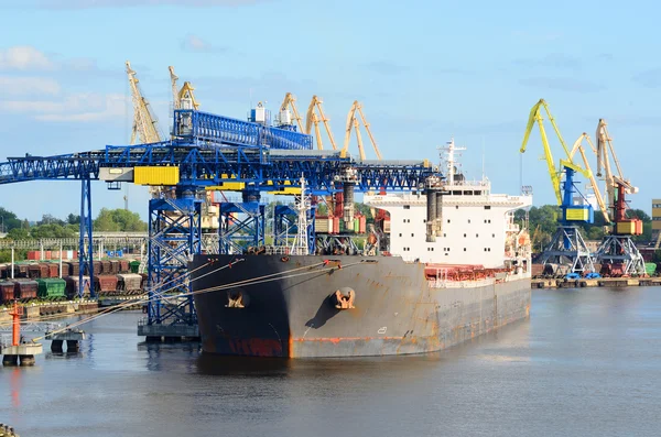 Lastfartyg lastning i hamnen i ventspils — Stockfoto