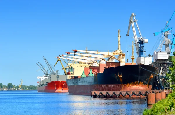 Cargo ships loading in cargo terminal of Riga — Stock Photo, Image