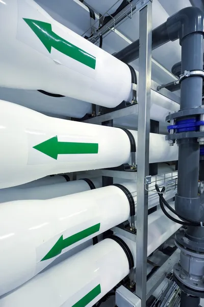 Nuevos tubos de plástico en la sala de calderas industriales —  Fotos de Stock