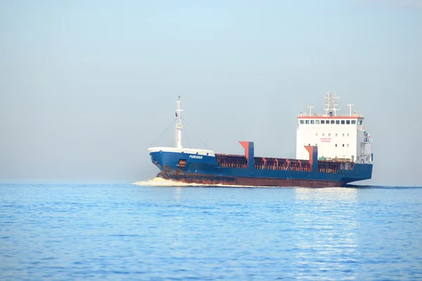 Frachtschiff fährt in stillem Wasser — Stockfoto