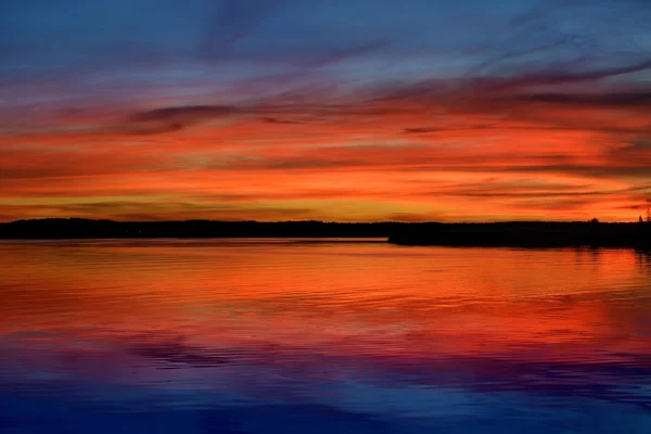 Kolorowe świtu nad jeziorem — Zdjęcie stockowe