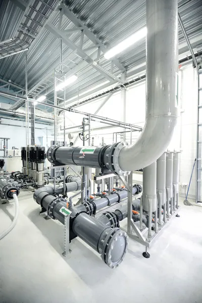 New shiny pipes and large pumps in industrial boiler room — Stock Image New shiny pipes and large pumps in industrial boiler room Royalty Free Stock Photos