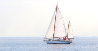 Beyaz yelken yelkenli yat. Riga, Letonya
