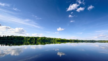 Göl manzarası ile güzel bir gökyüzü yansımasıdır