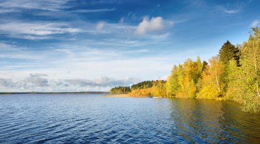 Göl manzara sırasında mevsim sonbahar