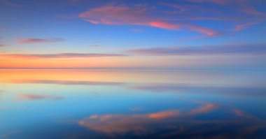 bir göl üzerinde renkli gündoğumu