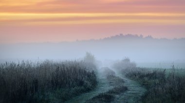 sabah sis alanıyla renkli güneş doğarken
